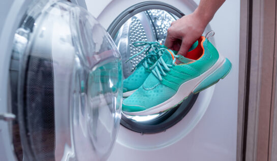 Greșeli pe care le faci atunci când speli pantofii sport. Pot distruge mașina de spălat, spun specialiștii