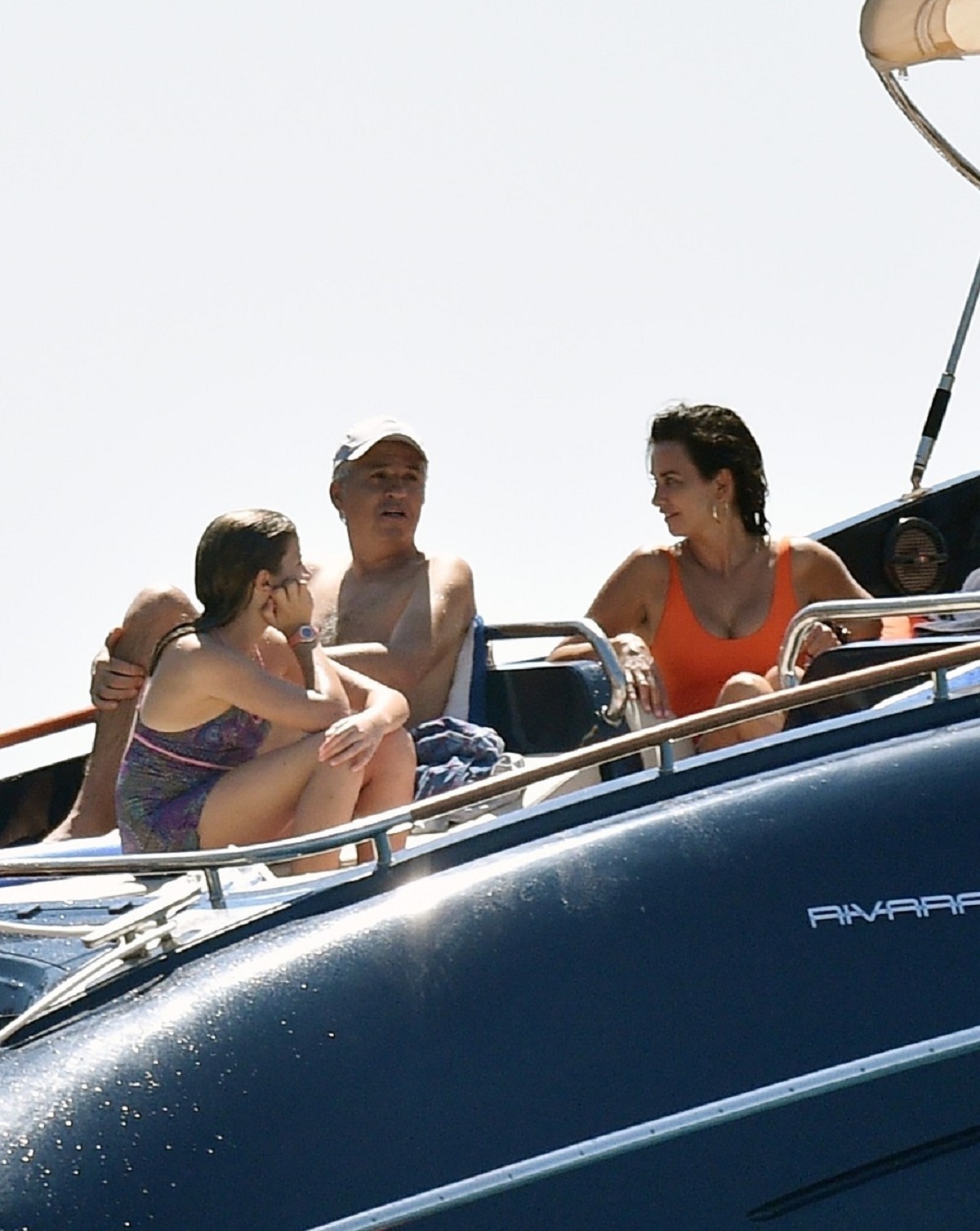 Penelope Cruz alături de soțul său, Javier Bardem și de fiica lor, Luna, pe un iaht de lux