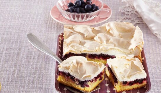 Prăjitură cu afine și bezea. Un desert de vară delicios și spectaculos