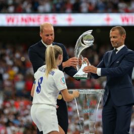 Prințul William în timp ce înmânează trofeul pentru Finala Campionatului European de Fotbal Feminin
