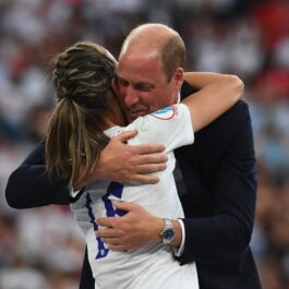 Prințul William în timp ce o ia în brațe pe una din jucătoarele de fotbal de la Finala Campionatului European de Fotbal Feminin