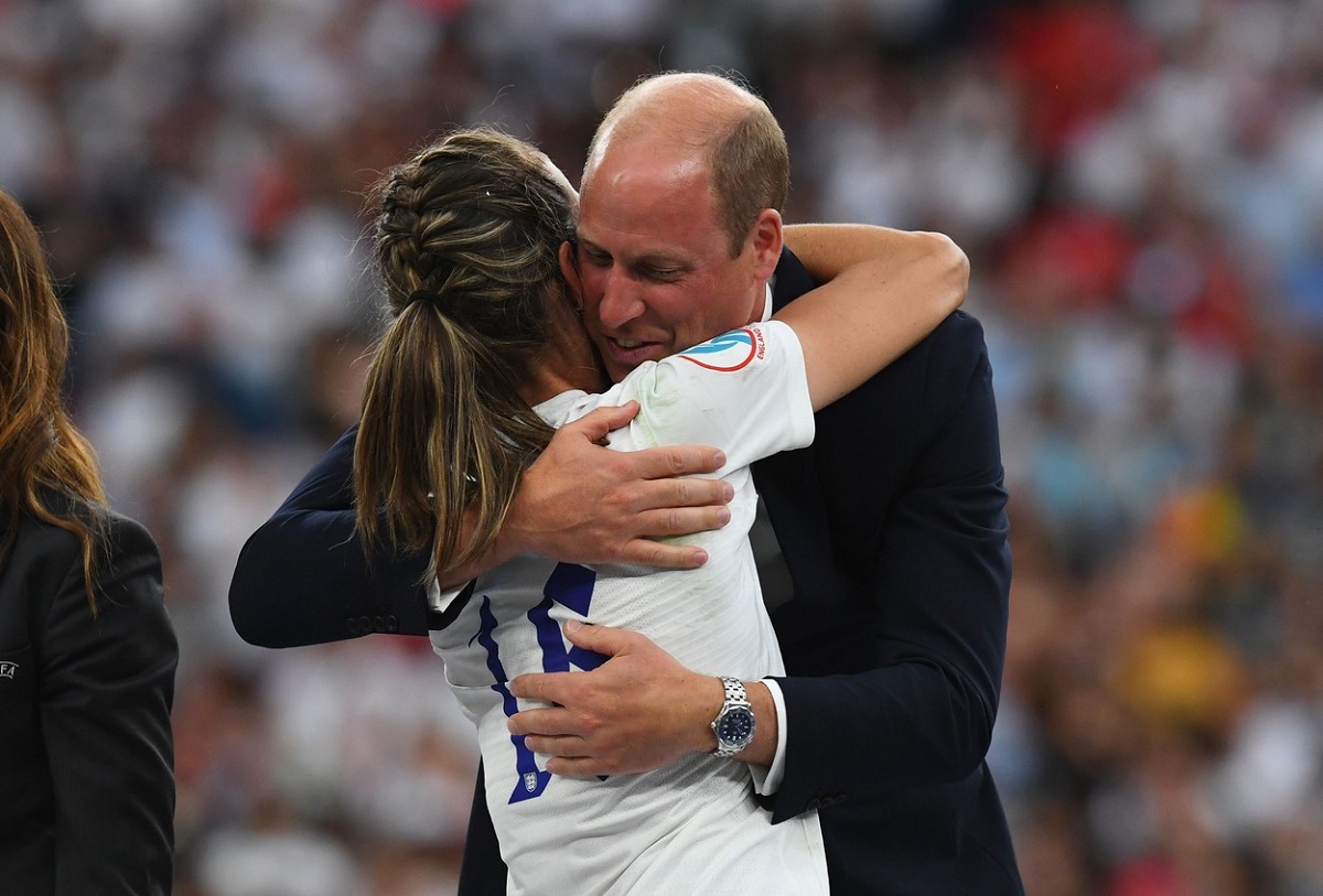 Prințul William în timp ce o ia în brațe pe una din jucătoarele de fotbal de la Finala Campionatului European de Fotbal Feminin