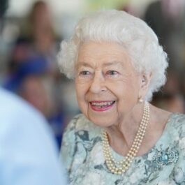 Regina Elisabeta într-o rochie albastră nu va participa la ceremonia de întâmpinare de la Castelul Balmoral