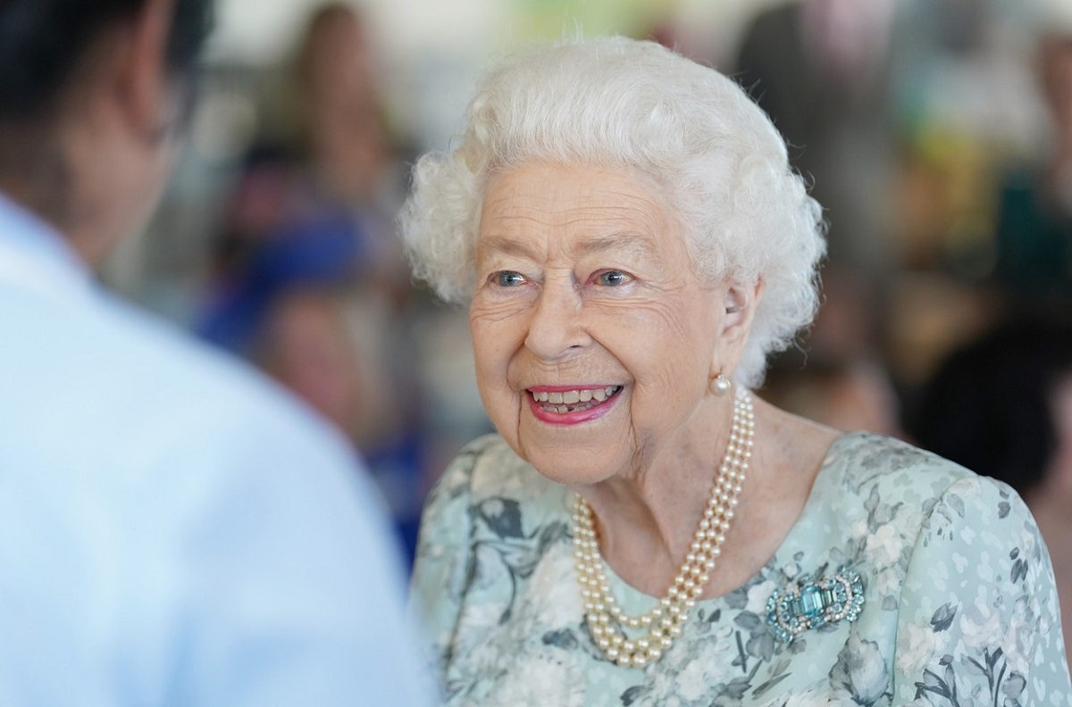 Regina Elisabeta într-o rochie albastră nu va participa la ceremonia de întâmpinare de la Castelul Balmoral