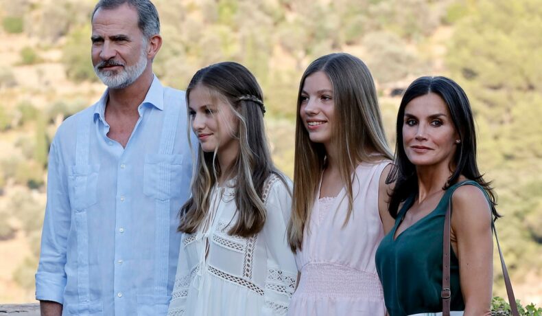 Regina Letizia alături de Infanta Sofia, Prințesa Leonor și Regele Felipe al VI-lea în vizita oficială din Mallorca
