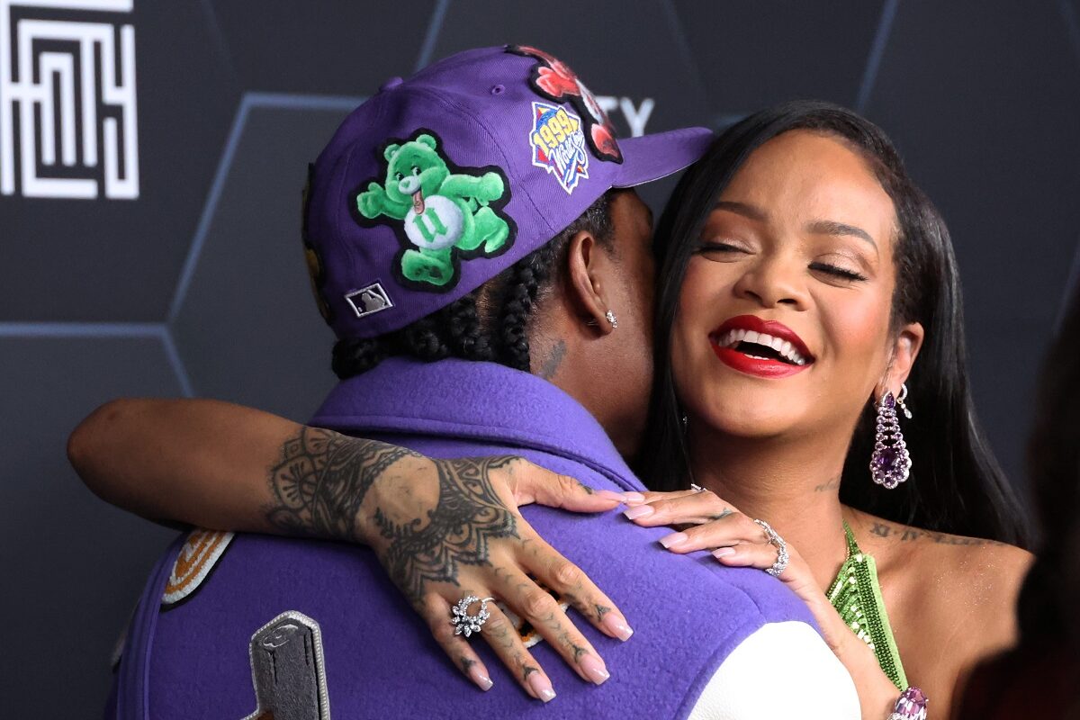 Rihanna și A$AP Rocky în timp ce se îmbrățișează la un eveniment public