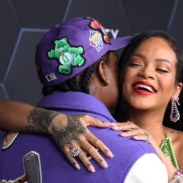 Rihanna și A$AP Rocky în timp ce se îmbrățișează la un eveniment public