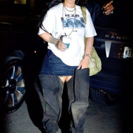 Rihanna a adoptat un trend nou și a purtat cizme până la genunchi