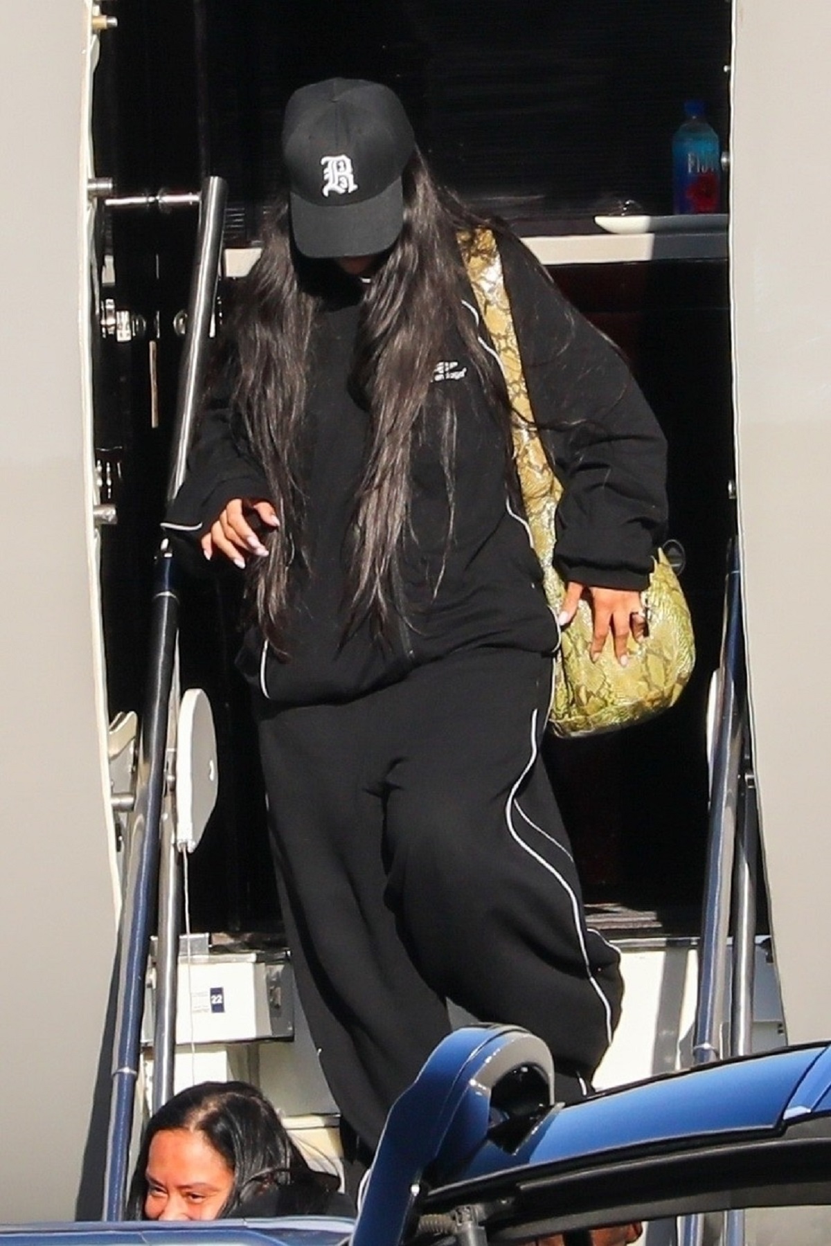 Rihanna a coborât într-o ținută neagră din avion
