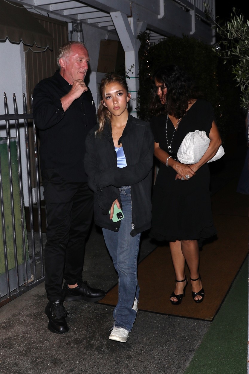 Salma Hayek, alături de soț și de fiica sa, la un restaurant în Santa Monica