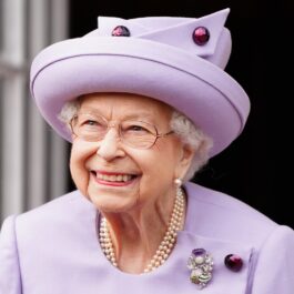 Regina Elisabeta într-un costum violet la o ceremonie oficială din Scoția 2022