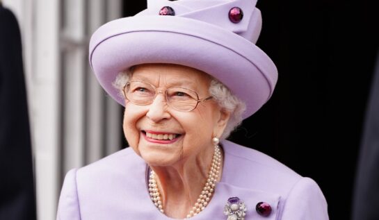 Regina Elisabeta într-un costum violet la o ceremonie oficială din Scoția 2022