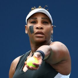 Serena Williams cu plasturi negri în timp ce întinde o minge de tenis la meciul din Toronto
