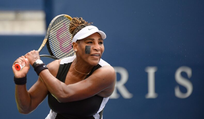 Serena Williams cu plasturi engri pe față în timpul meciului de la Toronto
