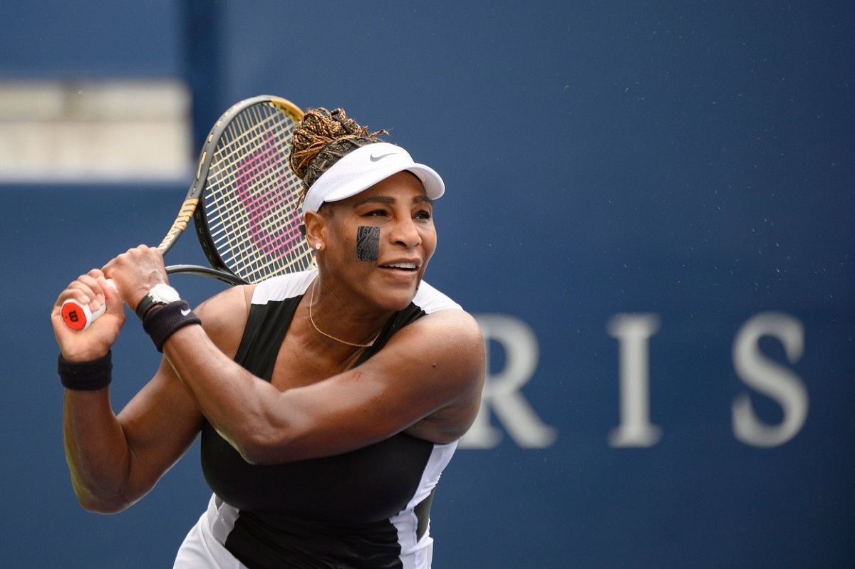 Serena Williams cu plasturi engri pe față în timpul meciului de la Toronto