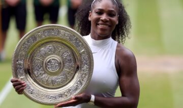 Serena Williams care a anunțat că se retrage din tenis în timp ce ține în mână trofeul de Grand Slam
