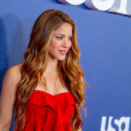Shakira, într-o rochie roșie, la un eveniment pe covorul roșu