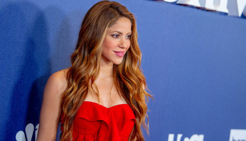 Shakira, într-o rochie roșie, la un eveniment pe covorul roșu