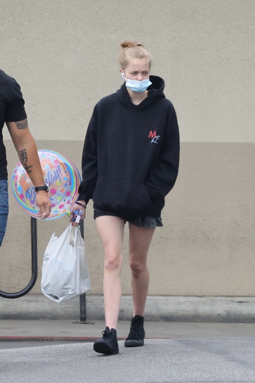Shiloh Jolie-Pitt, pe stradă, cu o pungă de cumpărături în mână