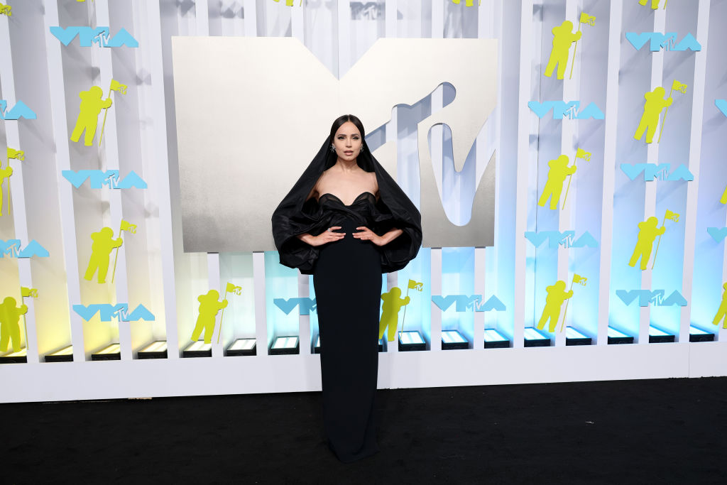 Sofia Carson, într-o rochie neagră, mulată, la MTV VMA 2022