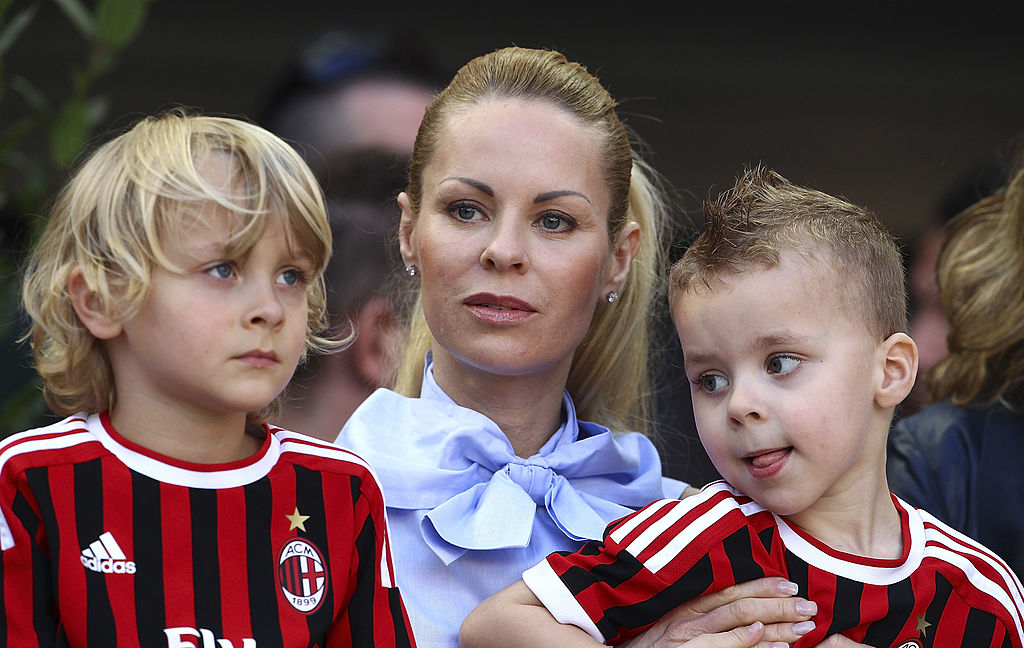 Soția lui Zlatan, la un meci de fotbal alături de cei doi copii