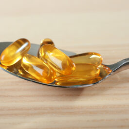Capsule de vitamine într-o linguriță din inox