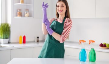 o femeie frumoasă care face curățenie în casă