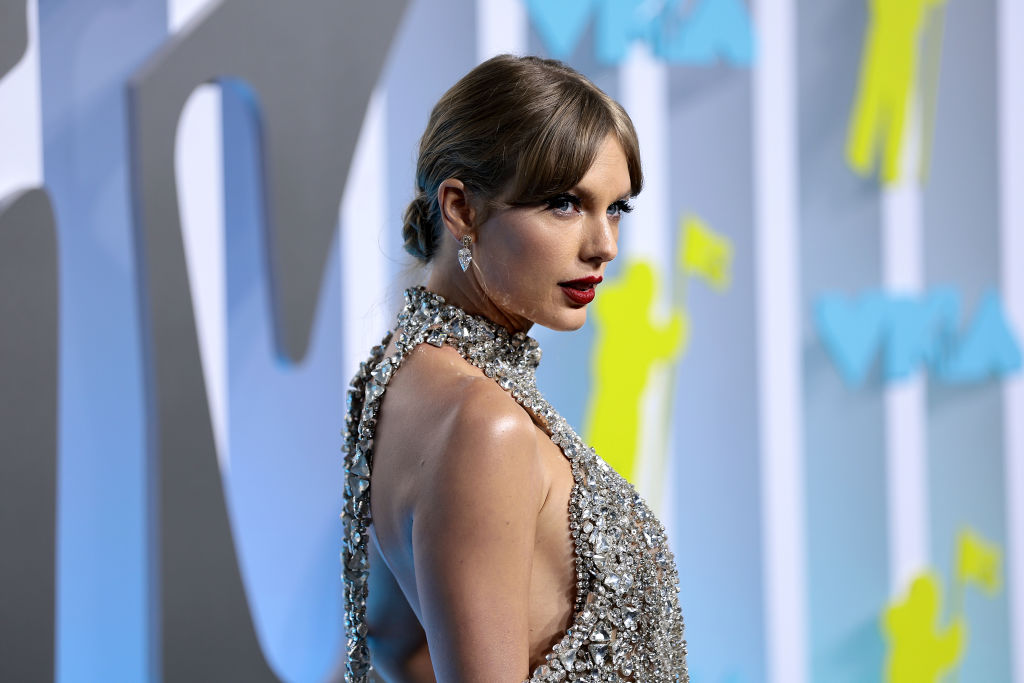 Taylor Swift pozează pe covorul roșu la MTV VMA 2022