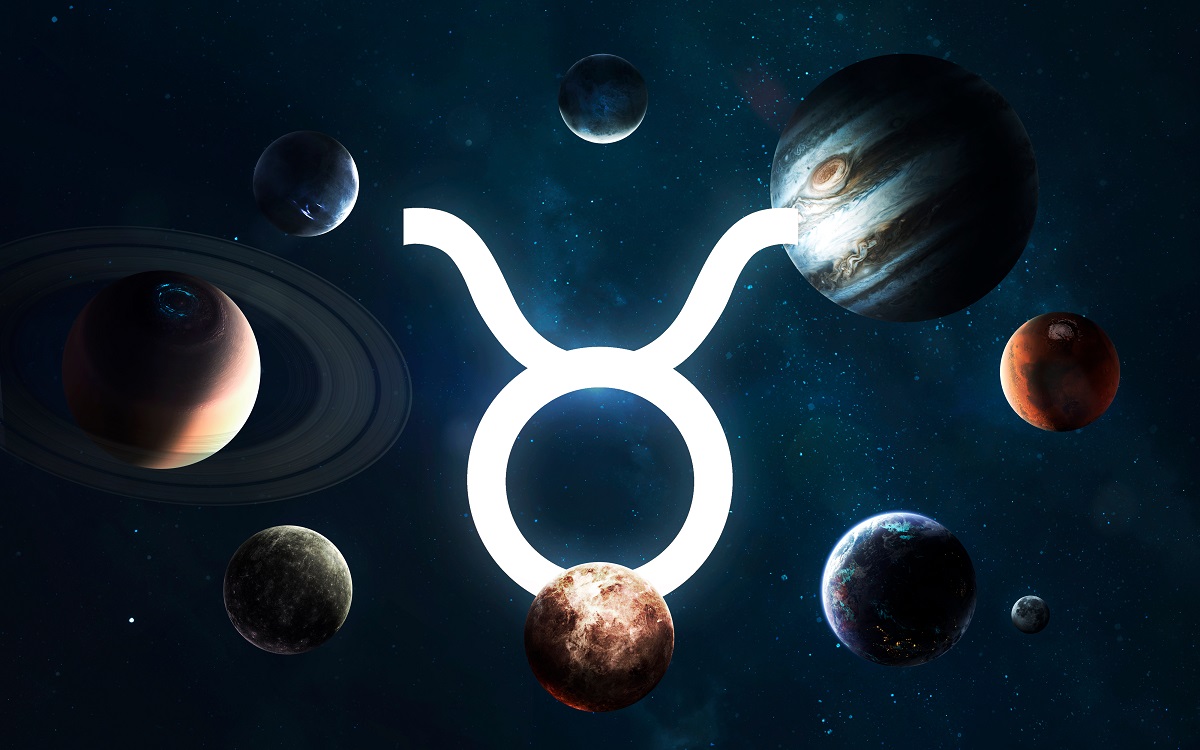 Uranus retrograd în zodia Taur, august 2022 simbolizat de semnul Taurului între planete