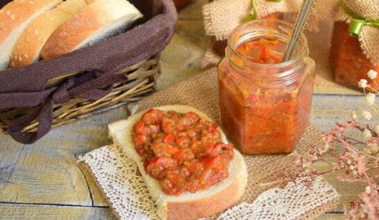 Zacuscă de vinete cu ardei copți în borcan și pe felie de pâine