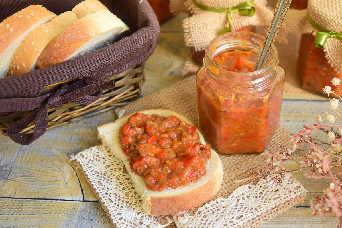 Zacuscă de vinete cu ardei copți în borcan și pe felie de pâine