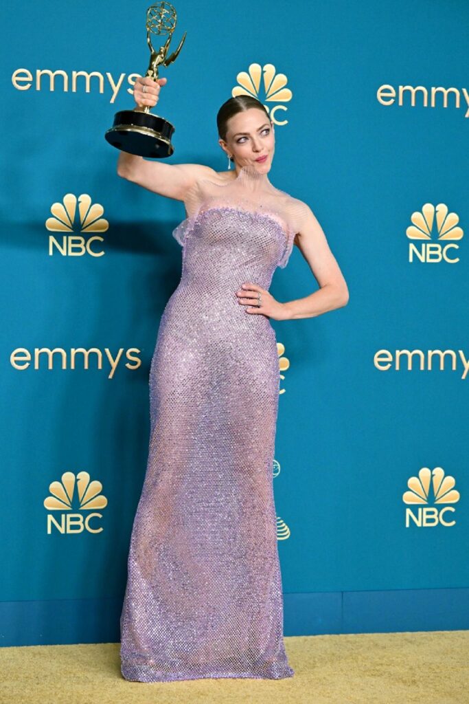 Amanda Seyfried într-o rochie roz la Premiile Emmy 2022
