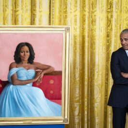 Barack Obama în timp ce pozează alături de portretul oficial al soției sale, Michelle Obama