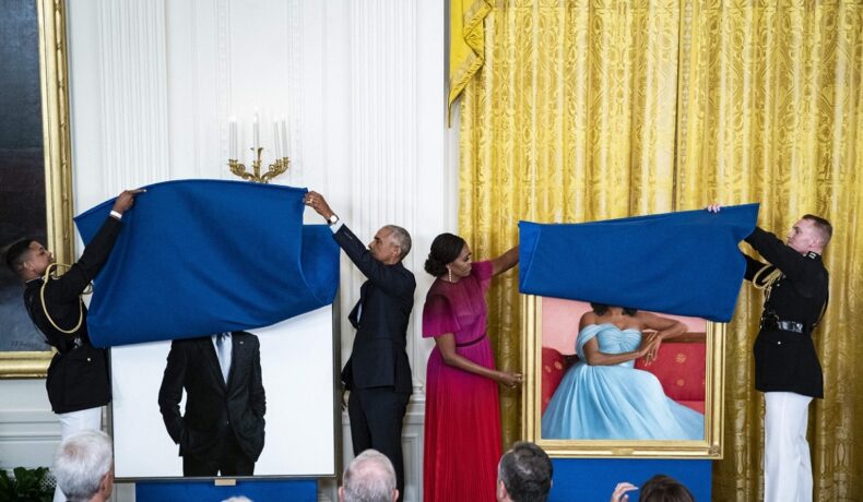 Barack și Michelle Obama au fost invitați la Casa Albă și și-au dezvelit portretele oficiale