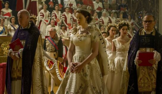 Claire Foy ca Regina Elisabeta a II-a în serialul The Crown într-o scenă de la încoronarea Reginei