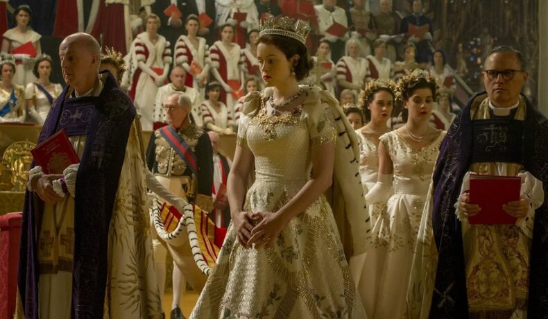 Claire Foy ca Regina Elisabeta a II-a în serialul The Crown într-o scenă de la încoronarea Reginei