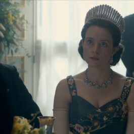 Claire Foy în rolul Reginei Elisabeta a II-a într-o scenă din serialul The Crown