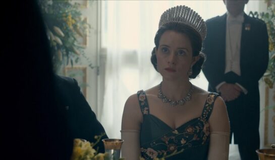 Claire Foy în rolul Reginei Elisabeta a II-a într-o scenă din serialul The Crown
