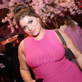 Ella Halikas într-o rochie roz la un eveniment public