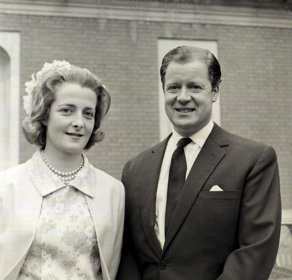 John Spencer și Frances Shand Kydd într-un portret de familie