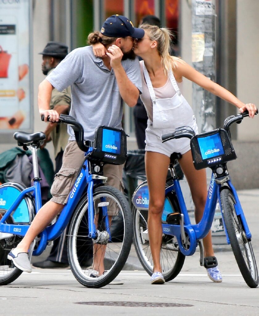 Kelly Rohrbach și Leonardo DiCaprio în timp ce se plimbă cu biciletele și se sărută