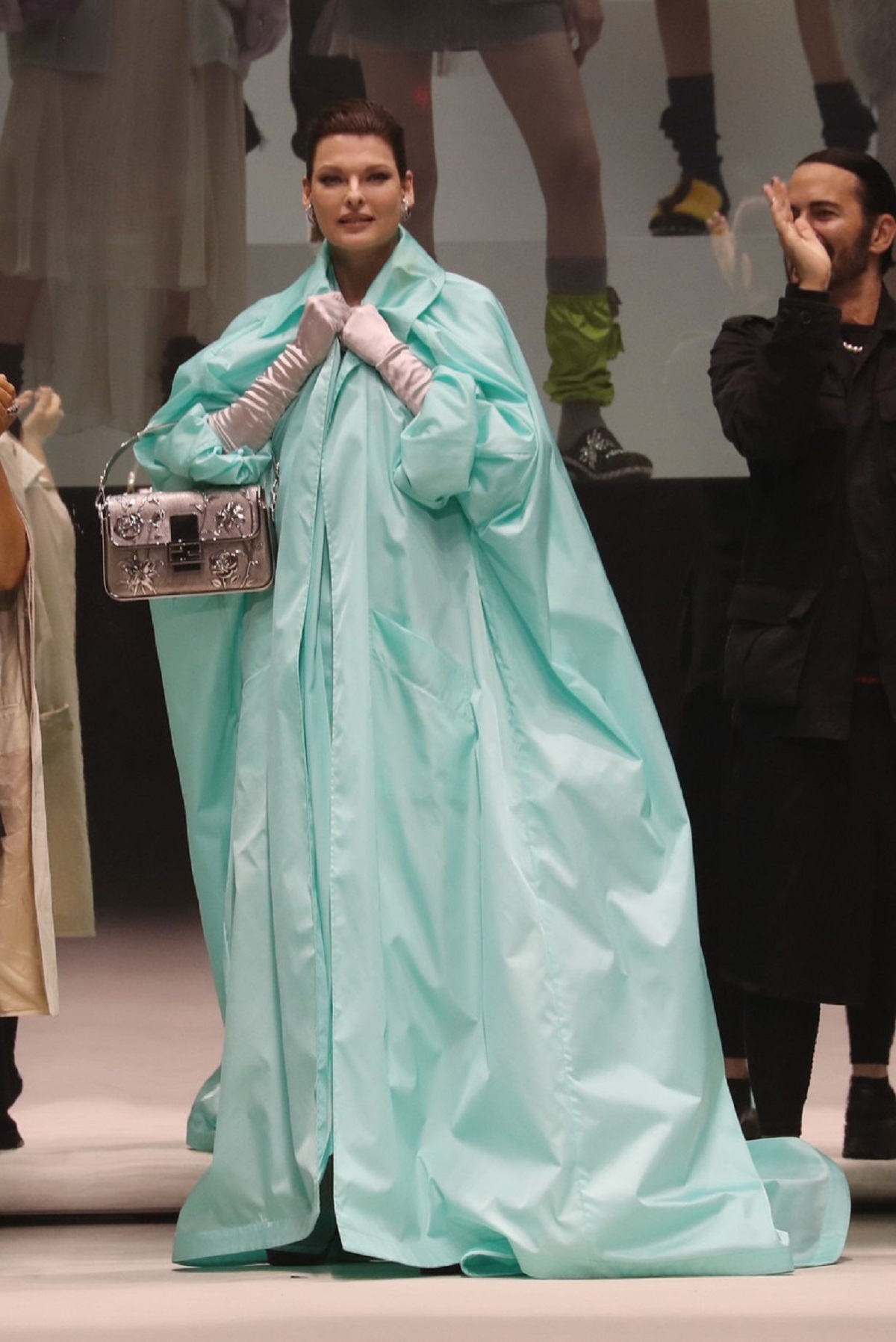 Linda Evangelista într-o rochie albastră la săptămâna Modei de la New York