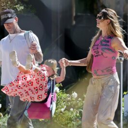 Adam Levine, cu soția și fiica, pe stradă