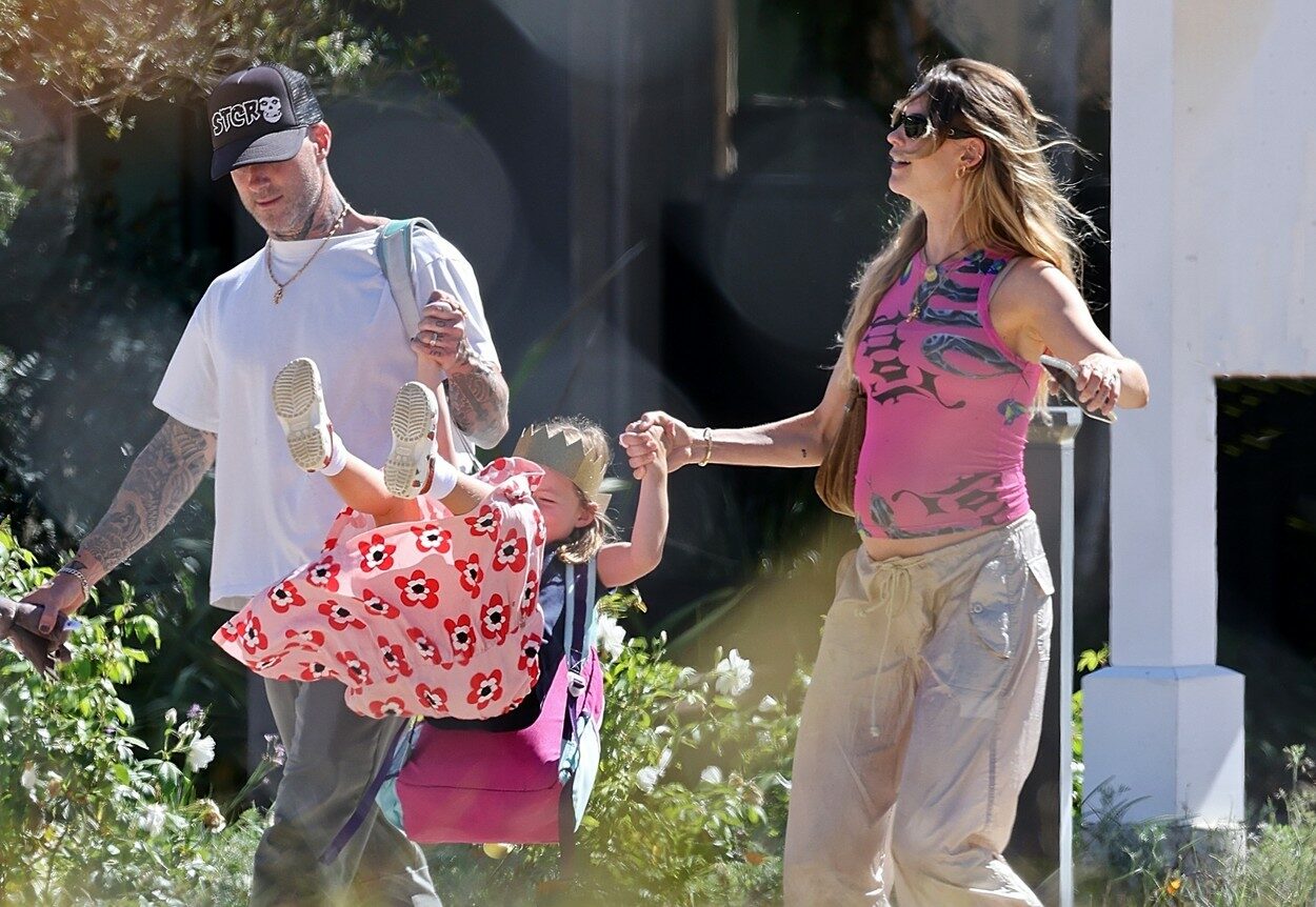 Adam Levine, cu soția și fiica, pe stradă