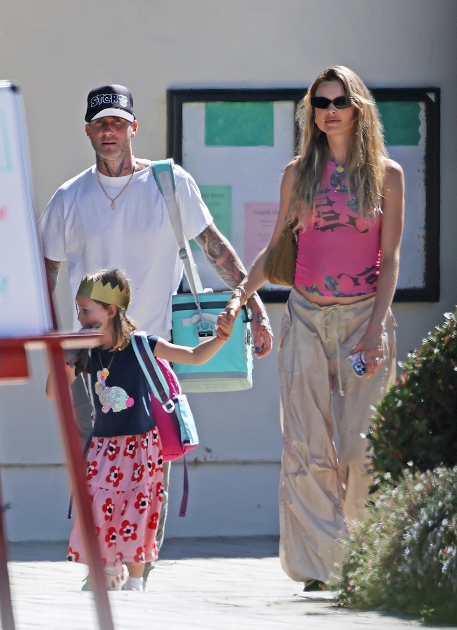 Adam Levine, pe stradă, în Santa Barbara, cu fiica și soția