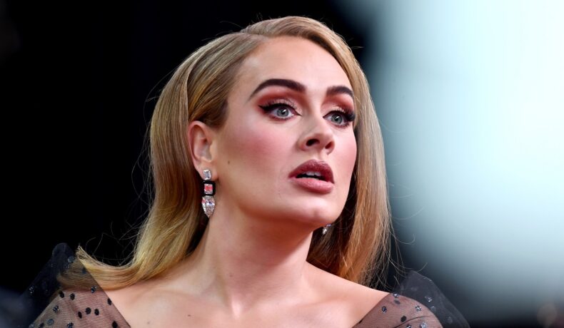 Adele în timp ce se află la evenimentul BRIT Awards 2022