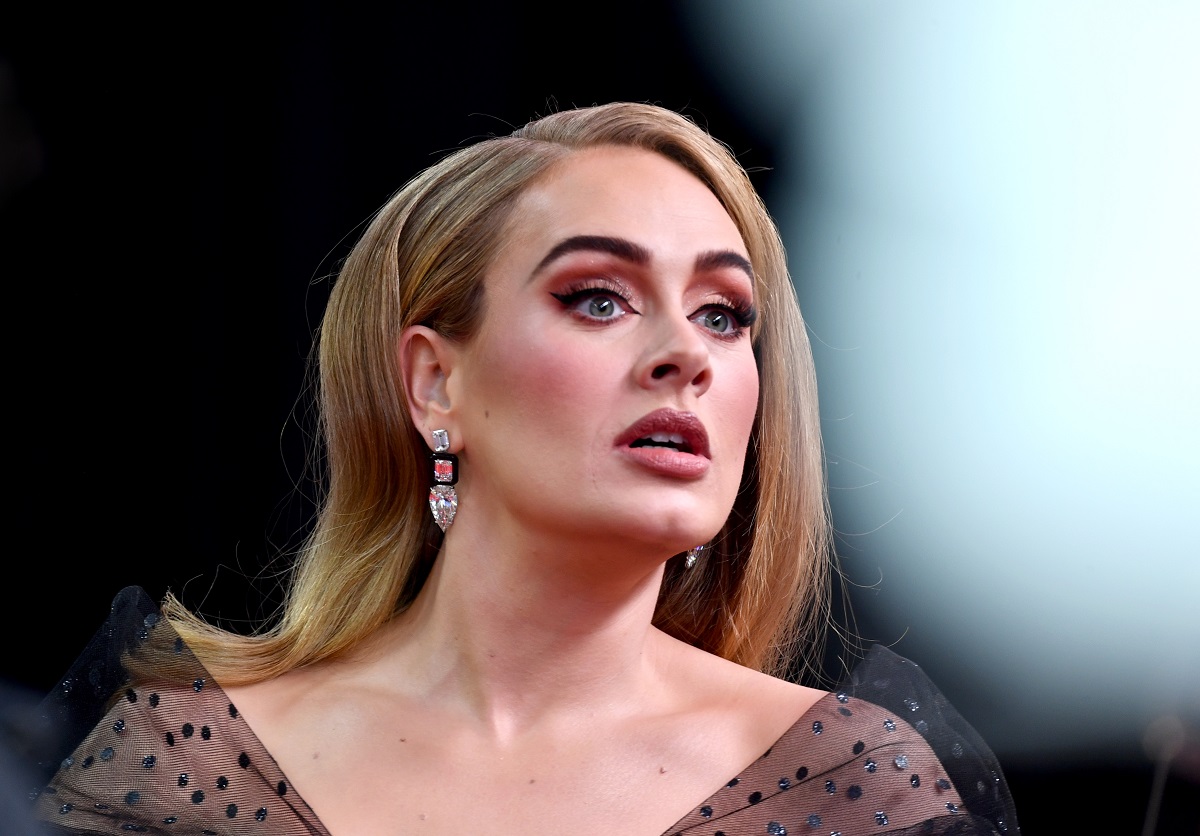 Adele în timp ce se află la evenimentul BRIT Awards 2022