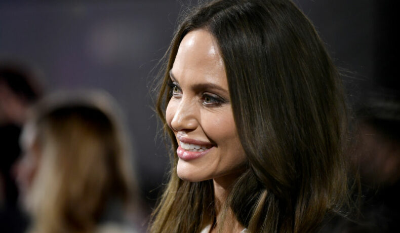 Angelina Jolie, zâmbitoare în fața camerelor