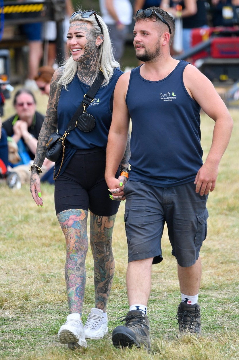 Becky Holt, alături de soțul ei la un festival