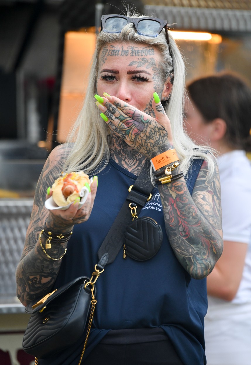 Becky Holt, fotografiată în timp ce mănâncă